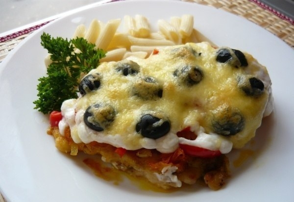 Необыкновенно нежная отбивная из куриной грудки под овощами с сыром и оливками. Это блюдо не просто 