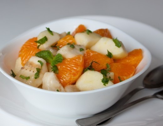 ФРУКТОВЫЙ САЛАТ ИЗ БАНАНОВ И МАНДАРИНОВ С ЯБЛОКАМИ