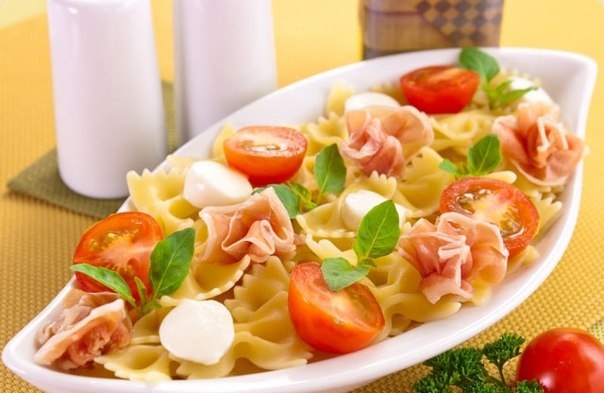 Макароны с беконом, моцареллой и помидорами