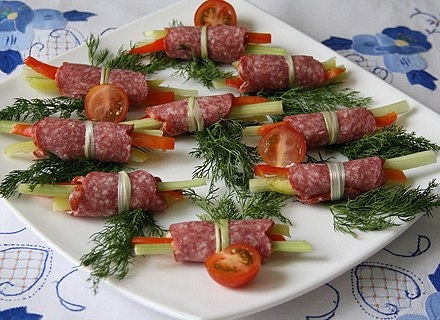 Рулетики из сервелата с овощами