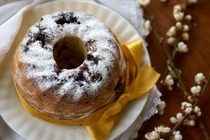 Пасхальная ромовая баба с вишней