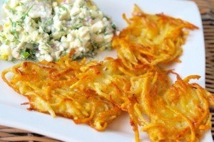 Деруны с салатом из сельди