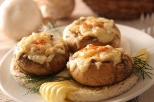 Постный рецепт: Шампиньоны, фаршированные луком и орехами