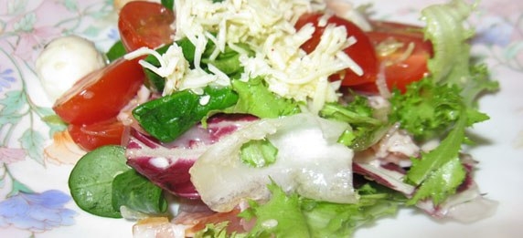 Салат с монцареллой, чери и грудинкой