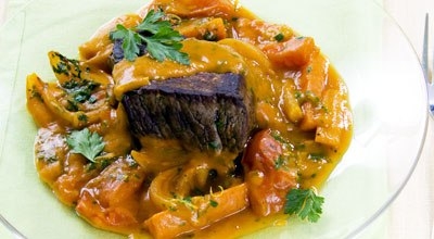 Говядина, тушенная с овощами