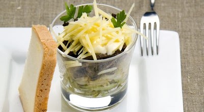 Салат с печенкой и огурцами