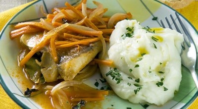 Окунь морской, тушенный с овощами