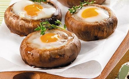 Шампиньоны с яйцами