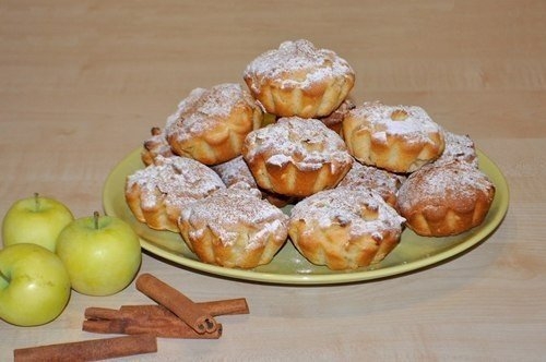 Сочные яблочные кексы.
