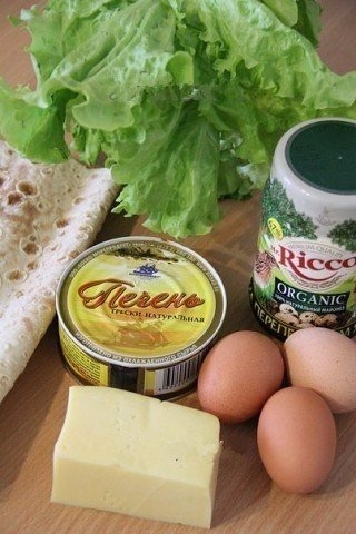 Рулет из лаваша с крабовыми палочками и огурцом.
