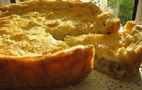 Безумно вкусно-нежный пирог с курицей, грибами и сырной корочкой. Безумно вкусно-нежный пирог с курицей, грибами и сырной корочкой.