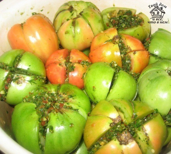 Маринованные помидоры зеленые фаршированные перцем и чесноком. Маринованные помидоры зеленые фаршированные перцем и чесноком.