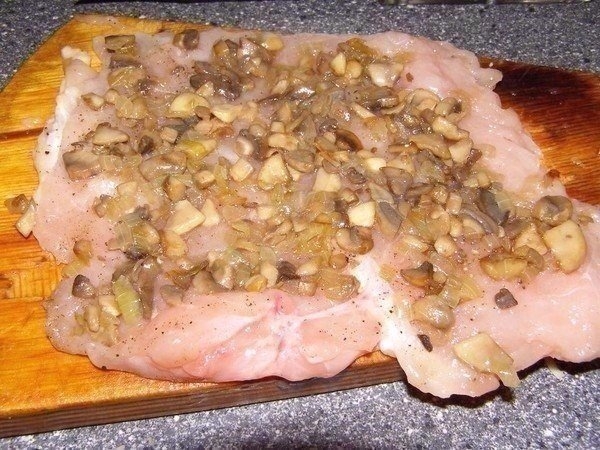 "Куриные рулетики с грибами и сыром в сметанном соусе"