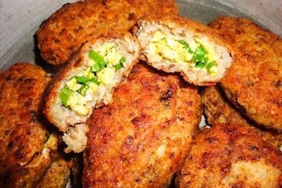 Гречневые зразы с куриным филе, зеленым луком и яйцом