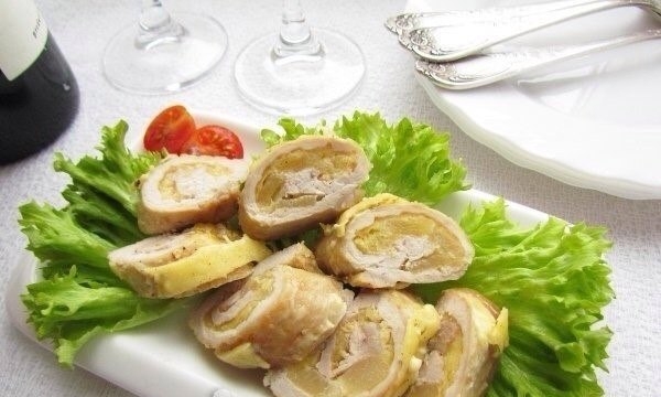 Рулетики из свинины с ананасами и сыром
