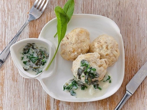 Тефтели из куриной грудки с лёгким соусом - питательный ужин.