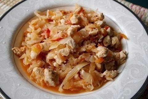 Тушёная капуста с курицей.
