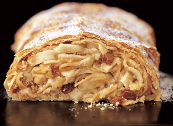 Рулет с яблоком и изюмом