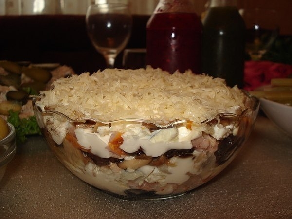 Салат с курицей и черносливом