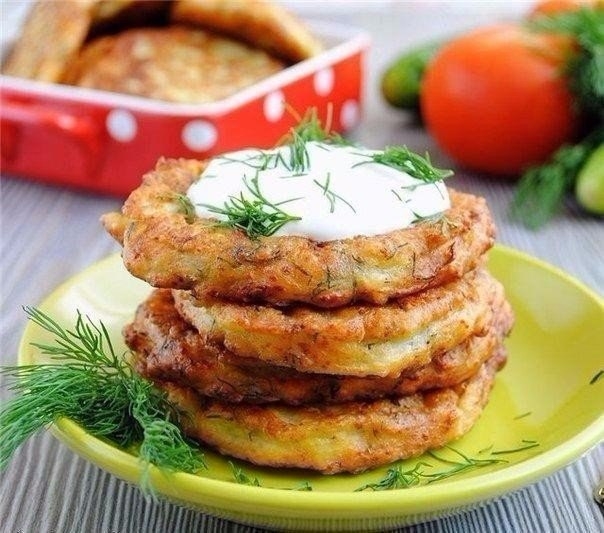 Оладьи из кабачков с сыром и чесноком.