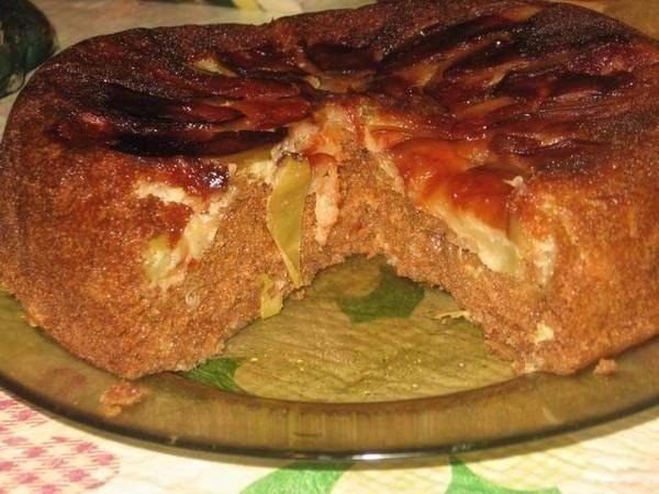 Пирог с яблоками и сгущёнкой в мультиварке