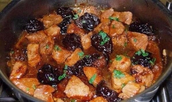 Говядина с черносливом.