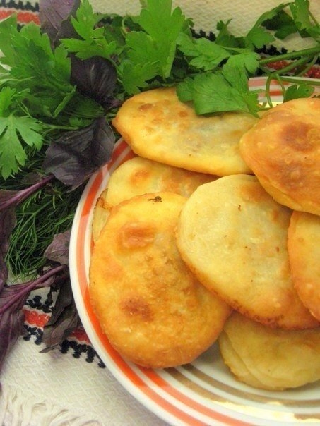 Тонкие жареные пирожки с мясом
