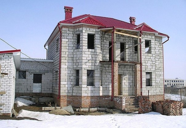 Построив дом из пеноблоков получаем такие плюсы: Построив дом из пеноблоков получаем такие плюсы: