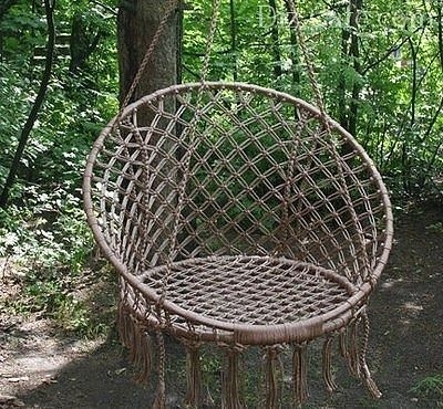 Подвесное плетеное кресло.