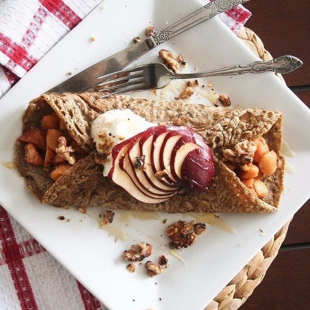 Гречишные блины с яблоками и творогом