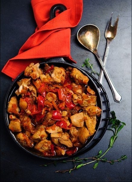 Тушеная курица со сладким перцем.