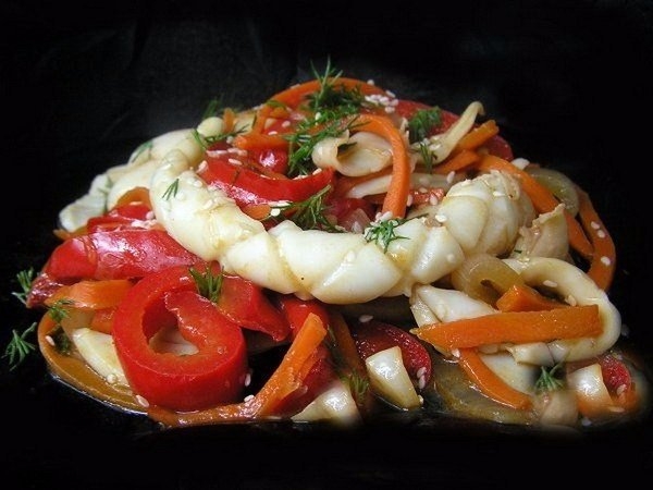Кальмары по-корейски с овощами.