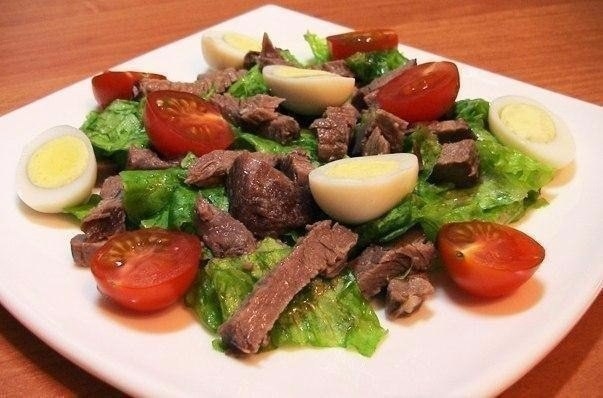 "Салат с говядиной, помидорками и яйцами"