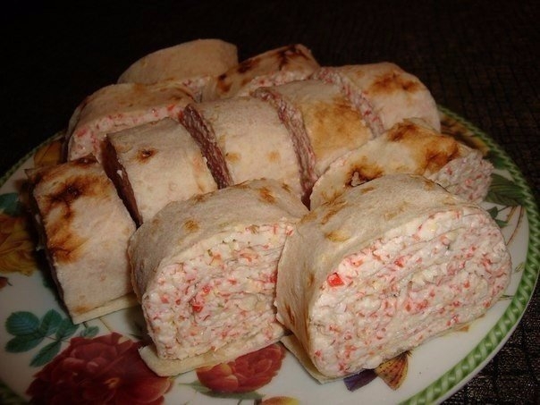 Рулетики с крабовыми палочками