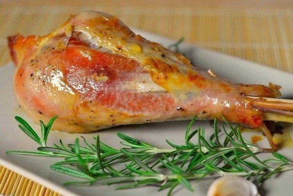 Индюшиная голень с чесноком и розмарином