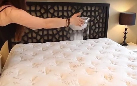 Одно из самых грязных мест в спальне — матрас, на котором ты спишь. Частички отмершей кожи, пыль, во Одно из самых грязных мест в спальне — матрас, на котором ты спишь. Частички отмершей кожи, пыль, во