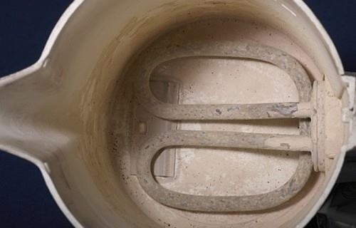 Для удаления накипи с посуды используют щелочи или кислоты. Щелочи не действуют на металл, за исключ Для удаления накипи с посуды используют щелочи или кислоты. Щелочи не действуют на металл, за исключ