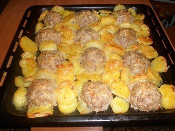 Мясные ежики с картошкой под сыром. Мясные ежики с картошкой под сыром.