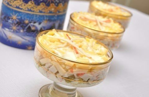 САЛАТ ИЗ КРАБОВЫХ ПАЛОЧЕК С СЫРОМ