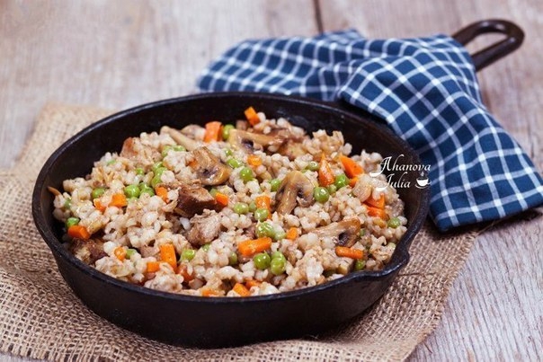 Перловая каша с мясом, грибами и овощами. Перловая каша с мясом, грибами и овощами.