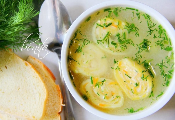 Вкусный куриный суп с сырными рулетиками. Вкусный куриный суп с сырными рулетиками.