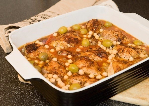 Куриные окорочка с нутом и оливками, по-испански