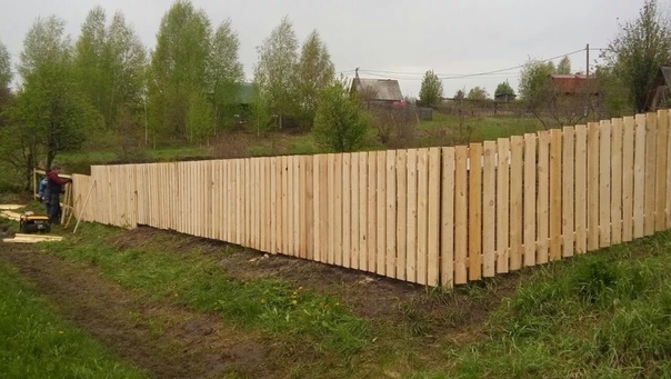 Когда противопоказано бетонирование опор забора.