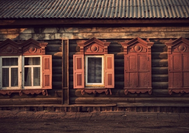 Деревянные ставни на окна можно встретить чаще всего. Дерево — экологичный, долговечный материал, ус Деревянные ставни на окна можно встретить чаще всего. Дерево — экологичный, долговечный материал, ус