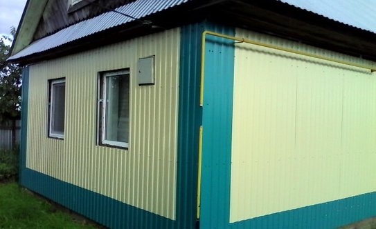 Обшивка дома металлическим сайдингом проста: можно сделать своими руками даже без особого строительн Обшивка дома металлическим сайдингом проста: можно сделать своими руками даже без особого строительн