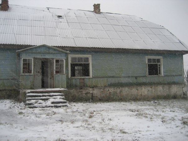 Дом был очень старый, весь прогнивший, плакали, но покупали недорого. Пришлось большими автомобильны Дом был очень старый, весь прогнивший, плакали, но покупали недорого. Пришлось большими автомобильны