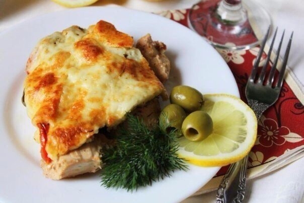 Куриное филе с томатами и оливками