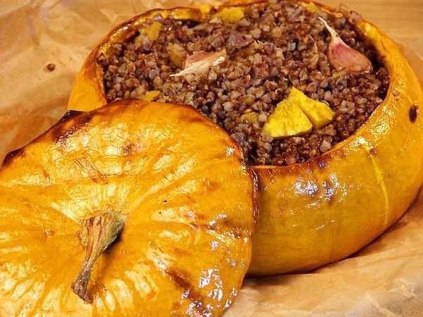 Невероятно вкусная гречневая каша с луком в тыкве.