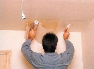 Как клеить бумажные, флизелиновые, виниловые обои на потолок?