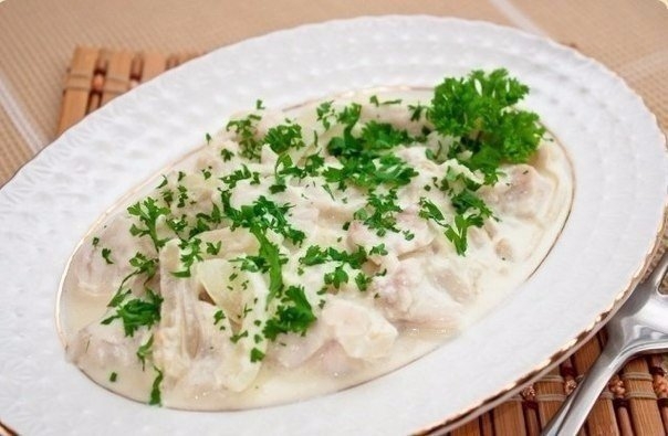 Рыба, тушенная с луком и сметаной.